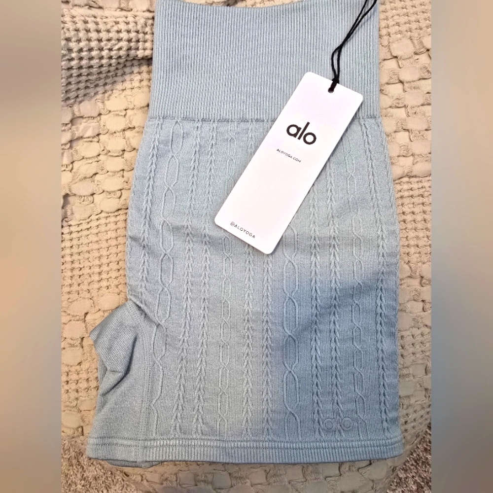 ✨️BNWT✨️ ALO Yoga Seamless Cable Hot Short in Chalk Blue